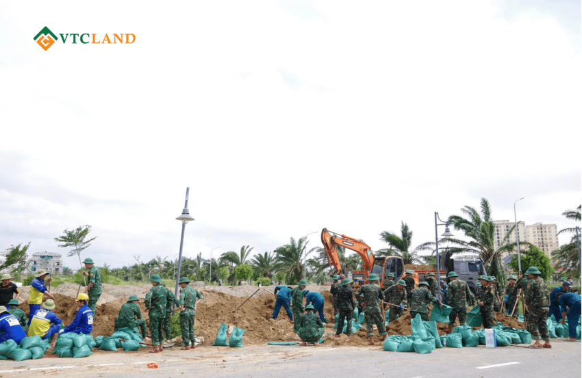 Vỡ bờ sông Vinh, nước tràn ào ạt vào khu đô thị gây ngập nặng