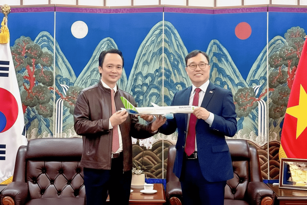 Ông Trịnh Văn Quyết tặng mô hình máy bay Bamboo Airways cho đối tác Hàn Quốc trong không gian ngoại giao.